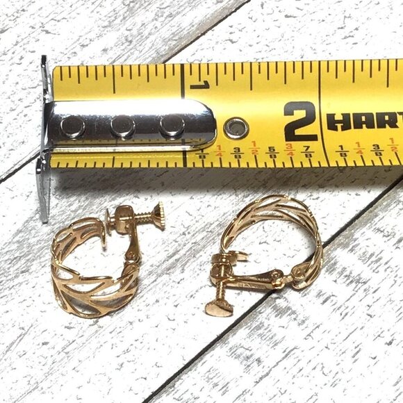 Vintage Gold-Tone Screw Back Leaf Clip-On Earrings - Picture 4 of 4